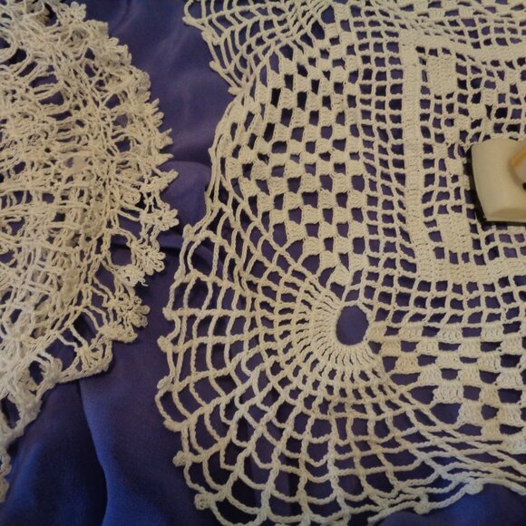 VINTAGE RETRO OLD LACE EDGE RETRO DOILYS PLASTIC FIGURINE OLD CUP LOT - Picture 5 of 16